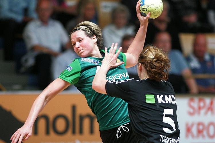 Viborgs Grit Jurack og Aalborgs Linnea Torstenson i nærkamp under dagens  første DM-finale i kvindehåndbold. 