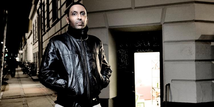 Gadens ånd. Dansk- pakistanske Ataf Khawaja vil ikke opfattes som 'house- nigger', der via overgivelse og assimilation modtager det  hvide overtals accept. Han vil derimod have de unge rødder  i tale. Så der er masser af slang og intern humor på hans nye cd, 'Galleri'. PR-foto:  Nicolas Tobias Følsgaard 