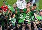 Wolfburgs Grafie jubler, mens han løfter vinder trofæet efter dagens finalekamp mod Werder Bremen. 