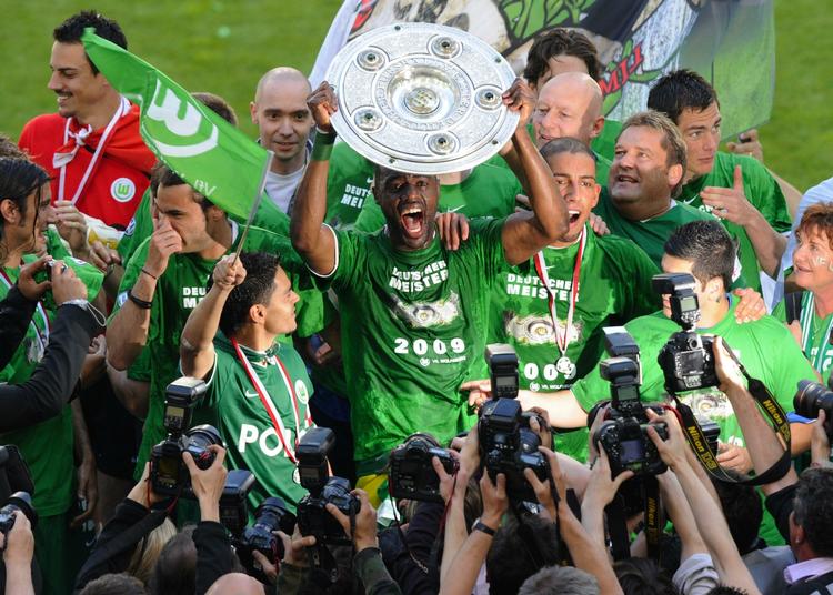 Wolfburgs Grafie jubler, mens han løfter vinder trofæet efter dagens finalekamp mod Werder Bremen. 
