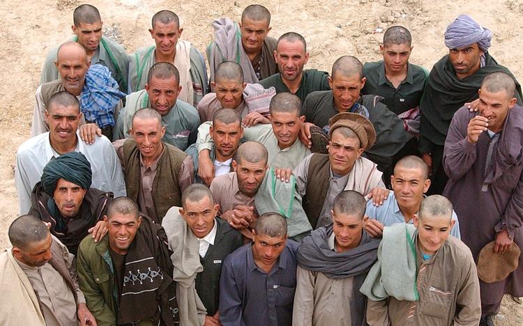 Afghanske fanger, efter at de i amerikansk varetægt er blevet barberet (arkivfoto). 