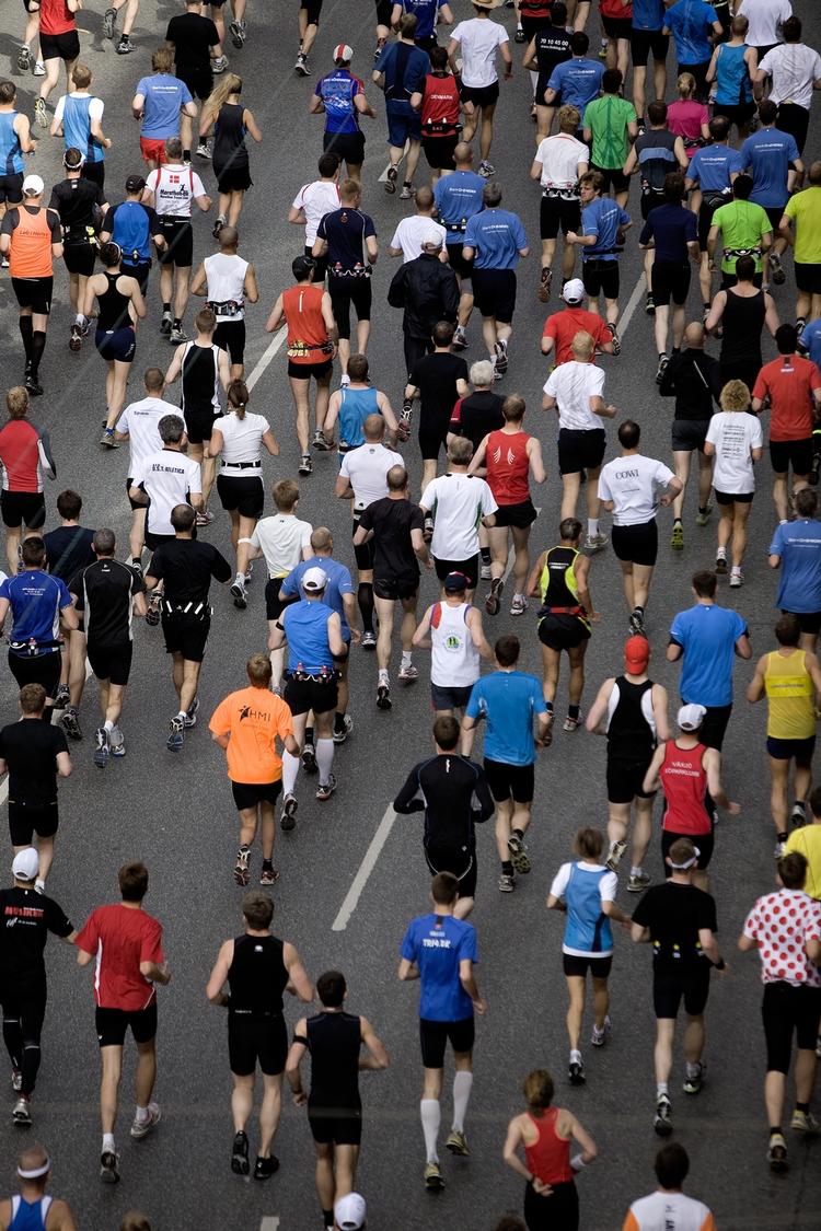 Over 10.000 løbere deltager i årets Copenhagen Marathon. 