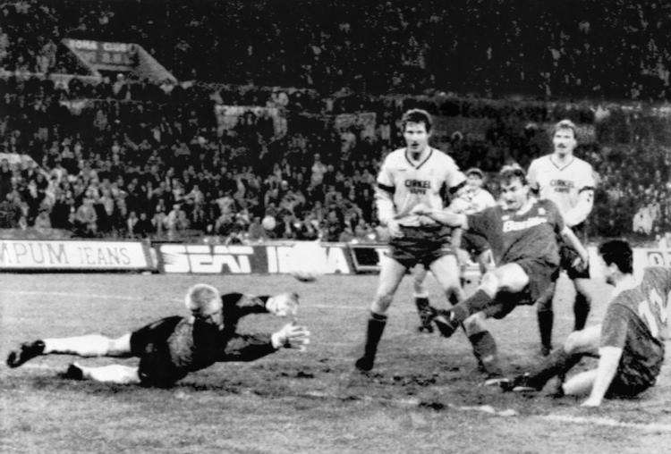 Rudi Völler scorer til 2-1 for Roma i semifinalen i Uefa Cuppen i 1991 mod Brøndby. Peter Schmeichel spræller forgæves. Kim Christofte og Kim Vilfort ser til. 