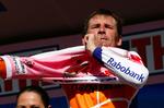 Denis Menchov ifører sig den lyserøde førertrøje. I dag skal han ud på et nyt forsvar af sin førsteplads i Giro d'Italia. 