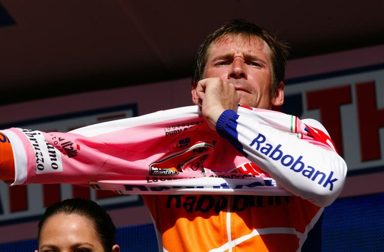 Denis Menchov ifører sig den lyserøde førertrøje. I dag skal han ud på et nyt forsvar af sin førsteplads i Giro d'Italia. 