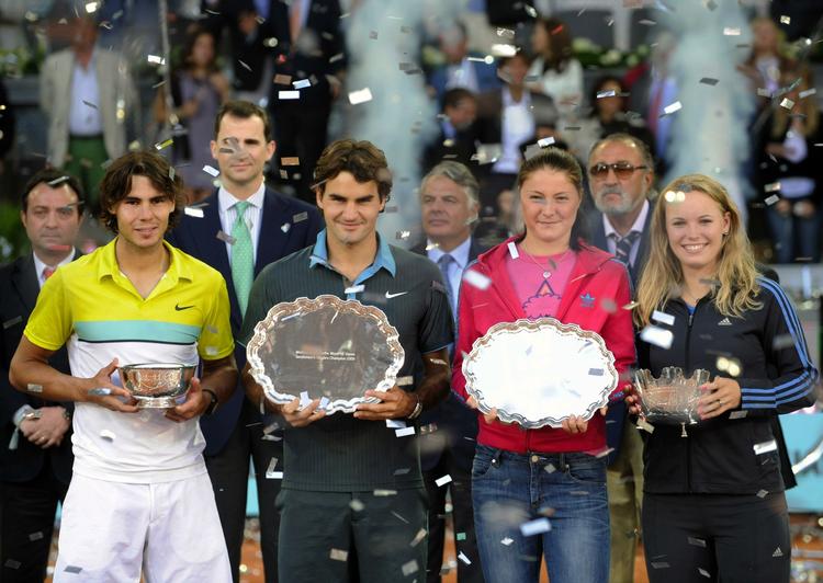 Caroline Wozniacki (th) i selskab med den absolutte tennis-top ved præmieoverrækkelsen i Madrid. Fra venstre er det herrernes nummer et, Rafael Nadal, Roger Federer, der er nummer to på på listen og kvindernes etter, Dinara Safina. 
