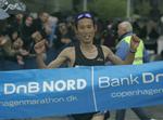 Den 35-årige japaner Toyokazu Yoshimura bryder målbanneren efter at have løbet 2:18:02 timer i Købehavn. 