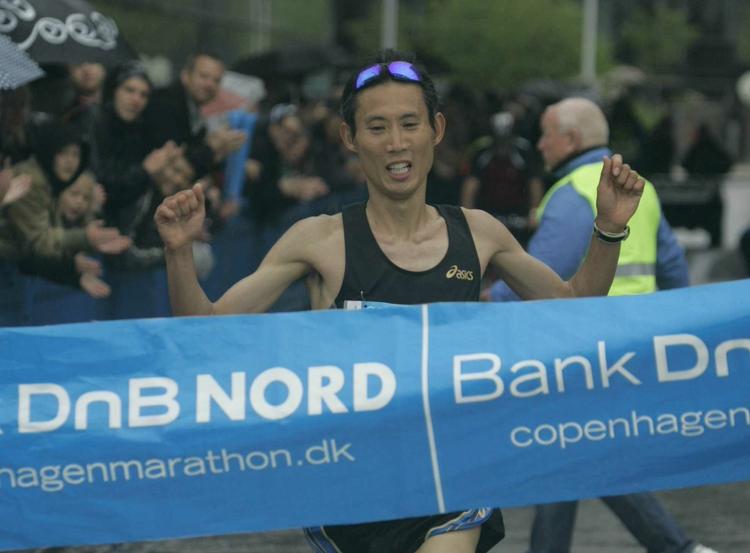 Den 35-årige japaner Toyokazu Yoshimura bryder målbanneren efter at have løbet 2:18:02 timer i Købehavn. 
