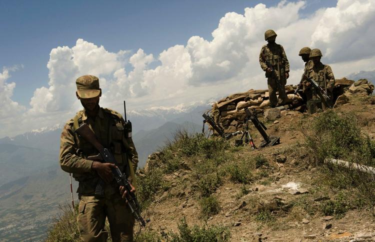 Pakistanske soldater trængte i går ind i hovedbyen i Swat-provinsen Mingora, som har været talebandomineret. 