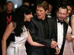 Lars von Trier (th.) sammen med Willem Dafoe, som har den mandlige hovedrolle i 'Antichrist', og fru Dafoe, Giada Colagrande. 