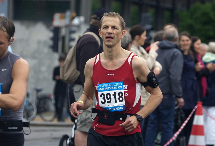 »De sidste fem kilometer sov min ene fod, og jeg ryster stadig«, siger Politikens nyhedschef Anders Krab-Johansen efter Copenhagen Marathon, som han klarede på 3 :19. 