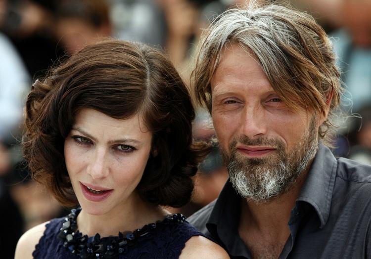 Franske Anna Mouglalis spiller Coco Chanel, og Mads Mikkelsen er Igor Stravinskij i den romantiske film, der lukker filmfestivalen i Cannes i år. Mads Mikkelsens 'look' skyldes, at han er i færd med at optage 'Clash of the Titans', hvor han spiller græsk kriger. 