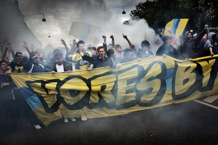 Brøndbyfans marcherede i sidste uge igennem Københavns gader. I dag er mange af dem til fodboldkamp mod AGF i Århus. 