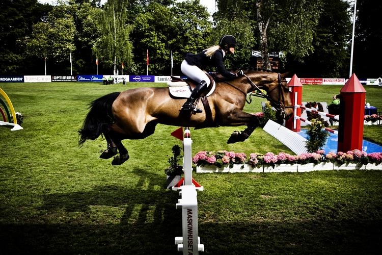 Tina Lund - her fanget over et spring i Bernstorffsparken i København - blev nummer to i Falsterbo Springderby. 