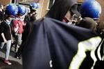 Klimaaktivisternes hovedbeklædning kunne minde om politi i fuld kampuniform. Men det var faktisk jordkloden, det skulle forestille. 