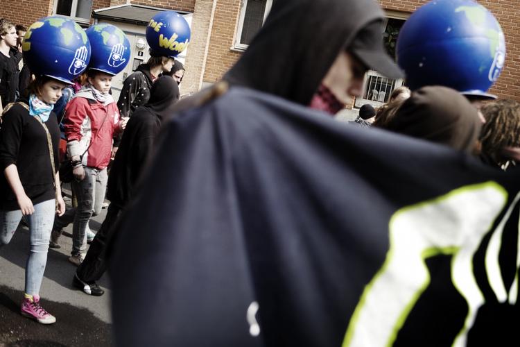 Klimaaktivisternes hovedbeklædning kunne minde om politi i fuld kampuniform. Men det var faktisk jordkloden, det skulle forestille. 