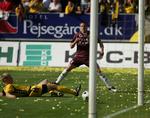 Martin Bernburg udnyttede et målmandsdrop til at score til 2-0. 