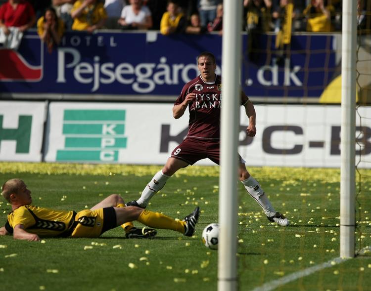 Martin Bernburg udnyttede et målmandsdrop til at score til 2-0. 