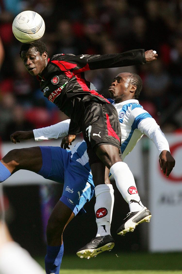 FCM's Salami i en hovedstødsduel med Utaka fra OB. Kampen mellem de to klubber endte 1-1. 