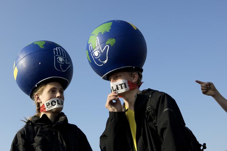 Der er stilstand hos aktivisterne, der dagen igennem har protesteret mod erhvervslivets rolle i de globale klimaforandringer. 