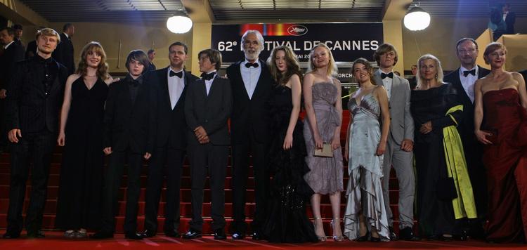 Michael Haneke med en af holdet bag årets vinder af De Gyldne Palmer. 