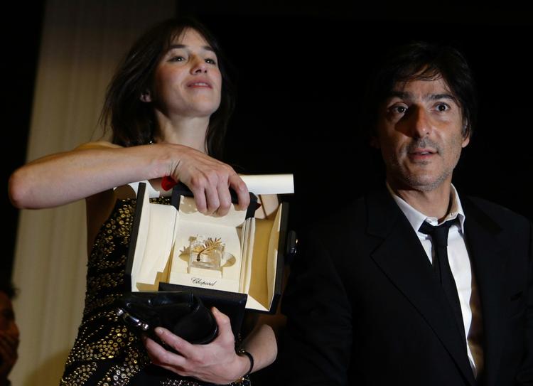 Charlotte Gainsbourg viser sin pris frem. Til højre gemalen, den franske skuespiller Yvan Attal. 