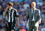 Alan Shearer (th) sammen med Danny Guthrie ærgrer sig efter Newcastles nederlag til Aston Villa, der betyder, at klubben må ned i den næstbedste engelske række. 