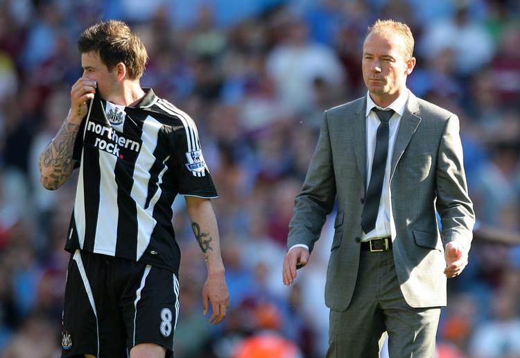 Alan Shearer (th) sammen med Danny Guthrie ærgrer sig efter Newcastles nederlag til Aston Villa, der betyder, at klubben må ned i den næstbedste engelske række. 