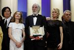 Guldpalmevinder Michael Haneke i midten, flankeret af juryformand Isabelle Huppert (Nr. 2. fra venstre). De øvrige tre er også med i Cannes-juryen: Yderst til venstre den sydkoreanske instruktør Lee Chan, til højre for Haneke Robin Wright Penn, og yderst til højre er det forfatteren Hanif Kureishi. 