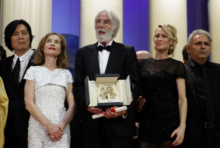 Guldpalmevinder Michael Haneke i midten, flankeret af juryformand Isabelle Huppert (Nr. 2. fra venstre). De øvrige tre er også med i Cannes-juryen: Yderst til venstre den sydkoreanske instruktør Lee Chan, til højre for Haneke Robin Wright Penn, og yderst til højre er det forfatteren Hanif Kureishi. 