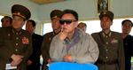 Nordkoreas statslige nyhedsbureau offentliggjorde i fredags dette billede af landets leder, Kim Jong Il. Han er angiveligt fotograferet, mens han overværer en militærøvelse. 