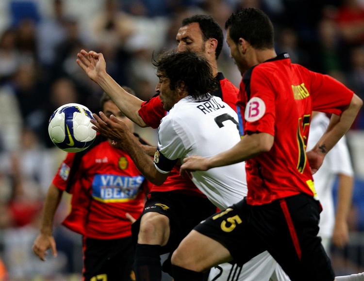 Raul og resten af Real Madrid-spillerne kom alvorligt i klemme, da holdet tabte hjemme til Mallorca. 