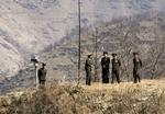 Nordkoreanske soldater på grænsen mellem Nordkorea og Kina. 