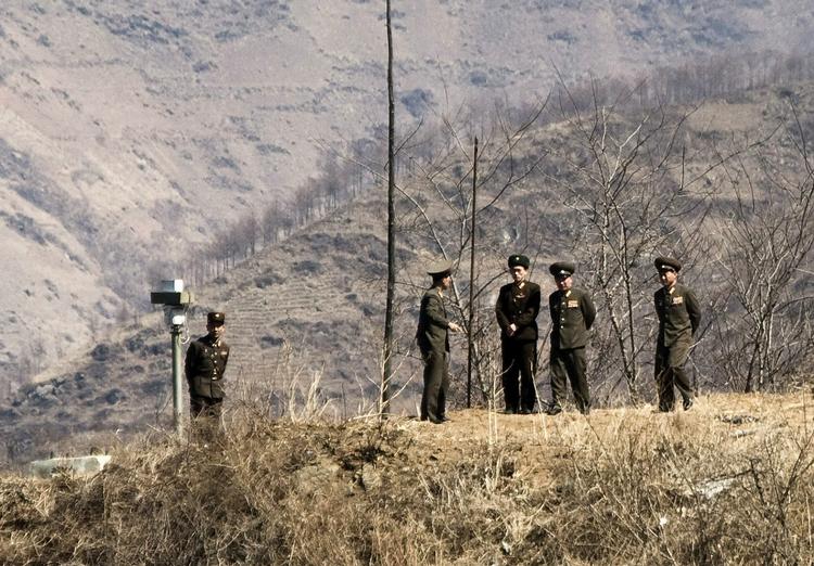 Nordkoreanske soldater på grænsen mellem Nordkorea og Kina. 