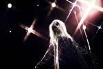 Mette Lindberg fra The Asteroids Galaxy Tour poserer selvbevidst, mens Oh No Onos Malte Fischer i afslutningskoncerten lørdag nat optræder musikbevidst. Foto: Rasmus Weng Carlsen  og Anders  Steensgaard 