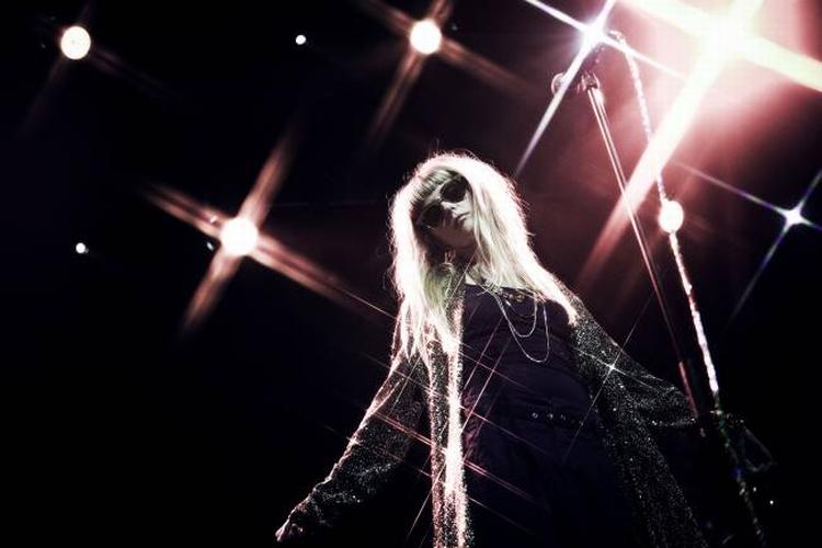 Mette Lindberg fra The Asteroids Galaxy Tour poserer selvbevidst, mens Oh No Onos Malte Fischer i afslutningskoncerten lørdag nat optræder musikbevidst. Foto: Rasmus Weng Carlsen  og Anders  Steensgaard 