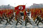 Massiv soldaterparade ved Kim II Sung Pladsen i Pyongyang, Nordkorea, i april 2007. 