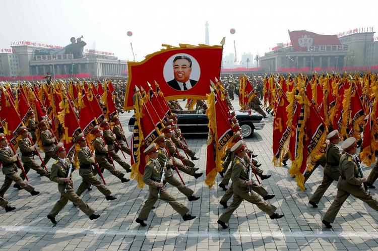 Massiv soldaterparade ved Kim II Sung Pladsen i Pyongyang, Nordkorea, i april 2007. 