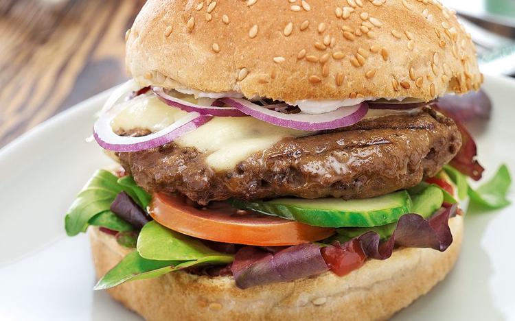 Det ligner en ganske almindelig burger, men bøffen er lavet af svampen fusarium venenatum, ikke af ko. 