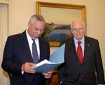 Dick Cheney (th.) mener ikke, at Colin Powell er republikaner længere. Det afviser Powell, som advarer partiet mod at bøje sig for diktater fra højrefløjen. (Arkivfoto) 
