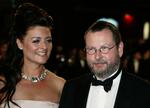 Lars von Trier med sin kone på den røde løber ved premieren på 'Antichrist' under Cannes-festivalen. 