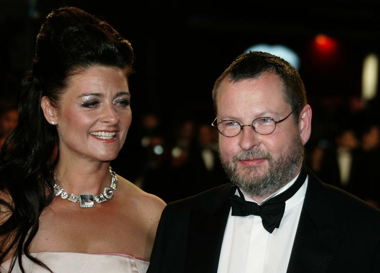 Lars von Trier med sin kone på den røde løber ved premieren på 'Antichrist' under Cannes-festivalen. 