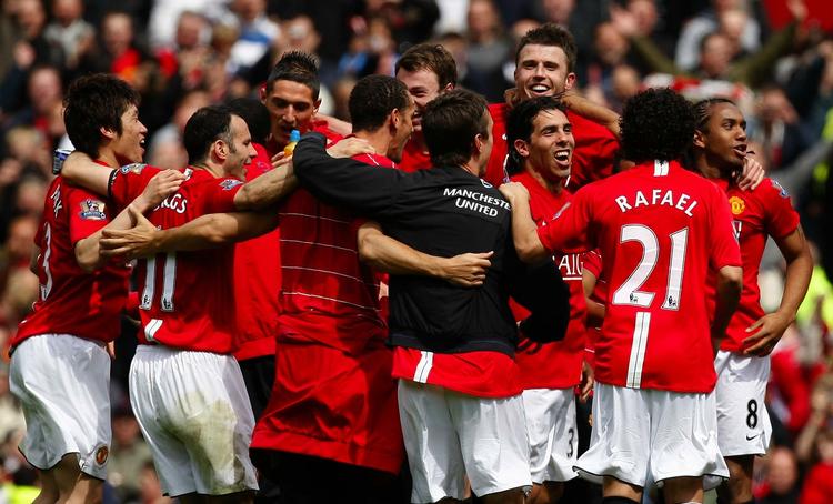 Manchester United-spillere jubler efter mesterskabet blev sikret på hjemmebanen Old Trafford 16. maj. Myndighederne i Rom frygter, at engelske fans vil ende i slagsmål mod blandt andet fanatiske romerske fodboldtilhængere. Arkivfoto. 