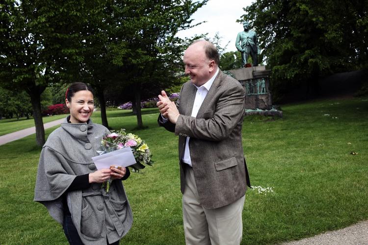 Politikens chefredaktør Tøger Seidenfaden uddeler blomster og ros til Camilla Stockman. 