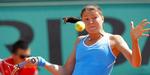 Russiske Dinara Safina returnerer bolden til briten Anne Keothavong under kampen i første runde ved French Open. 