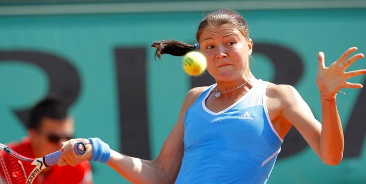 Russiske Dinara Safina returnerer bolden til briten Anne Keothavong under kampen i første runde ved French Open. 