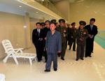Foto af Kim Jong-Il (forrest) fra marts i år. Mange iagttagere konkluderede, at Kim er eller har været alvorlig syg. 
