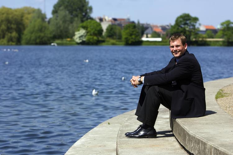 Andreas Mogensen drømmer om at sætte sine ben på Månen og tror selv på, at der er liv på Mars. 