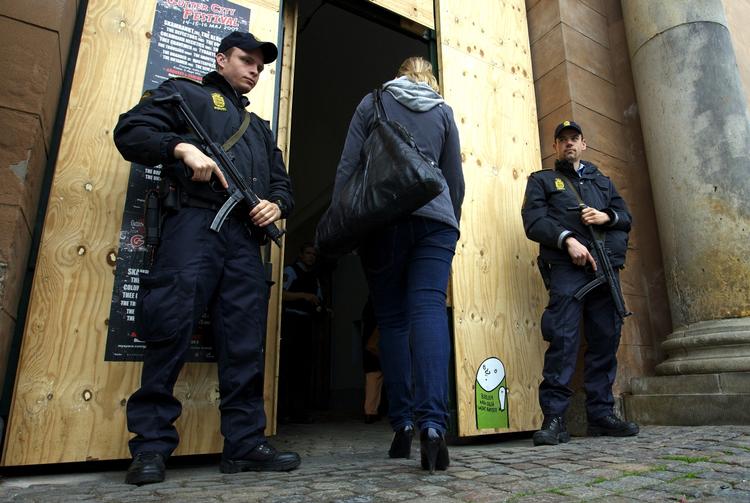 Den spektakulære sag i Københavns Byret om fem formodede lejemord er godt bevogtet af skarpt bevæbnet politi. En efterforskningsleder afviser i dagens retsmøde alle spekulationer om en aftale mellem anklagerens hovedvidne og dansk politi. 