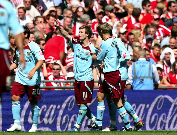 Wade Elliott scorede det mål, der sendte Burnley og den danske målmand Brian Jensen i Premier League. 